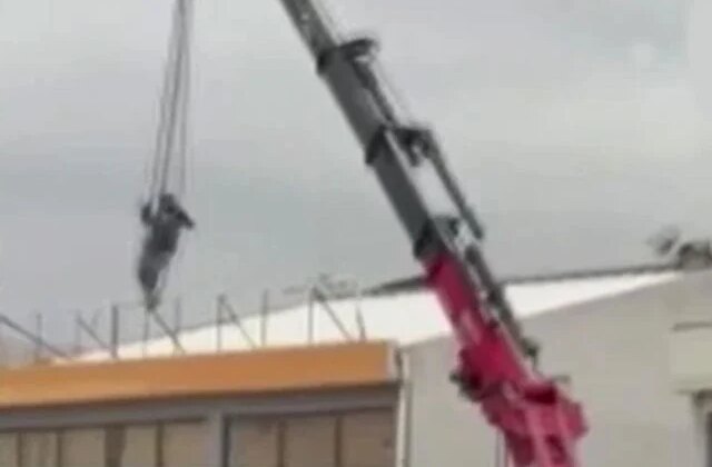 Ankara’da bir kişi vinçte sallandı: O anlar kameraya yansıdı