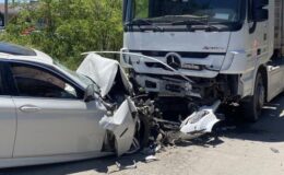 Kafa kafaya çarpıştılar! Lüks otomobilden geriye hurda yığını kaldı