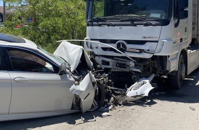 Kafa kafaya çarpıştılar! Lüks otomobilden geriye hurda yığını kaldı