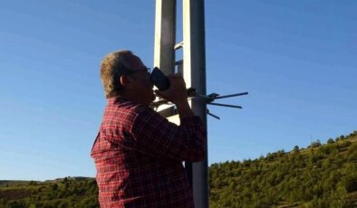 Malatya’da telefonla konuşabilmek için canlarını hiçe sayıp elektrik direğine çıkıyorlar