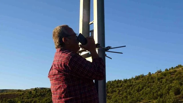 Malatya’da telefonla konuşabilmek için canlarını hiçe sayıp elektrik direğine çıkıyorlar
