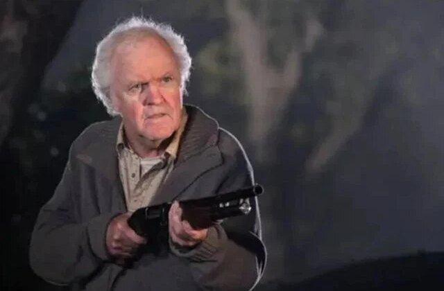Hollywood’un ünlü oyuncusu sevgilisinin oğlu tarafından bıçaklanarak öldürüldü