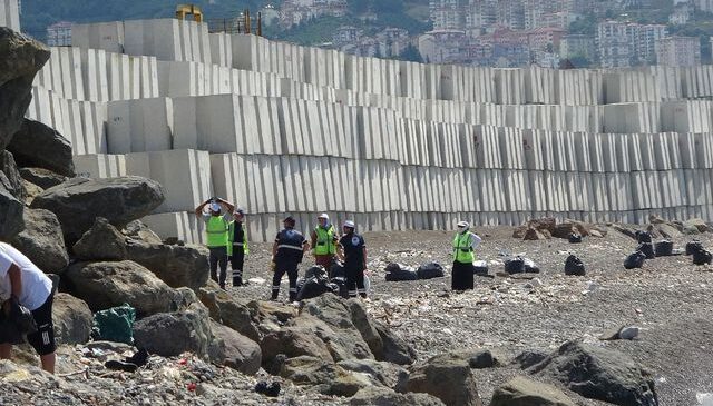 Devasa bloklar Faroz Limanı’na dizildi, görenler Çin Seddi’ne benzetti