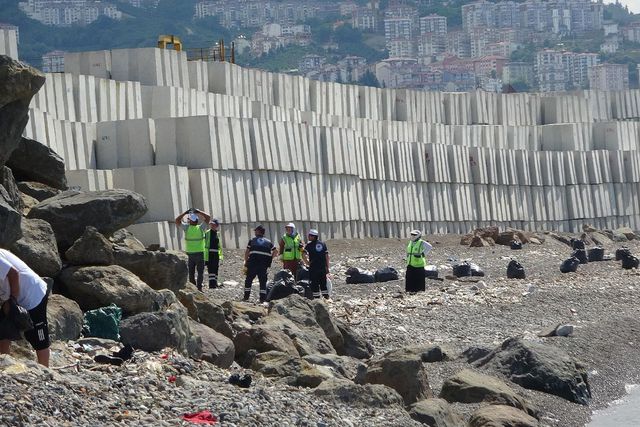 Devasa bloklar Faroz Limanı’na dizildi, görenler Çin Seddi’ne benzetti