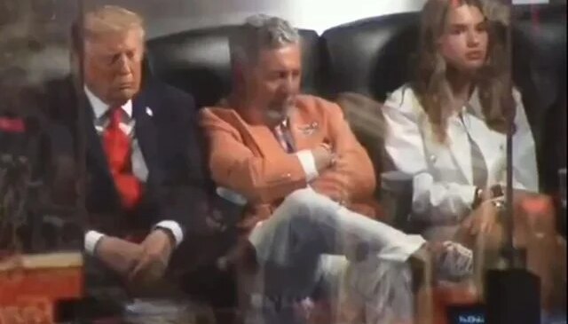 Trump’ın maç keyfi kısa sürdü! Kameralar her şeyi kaydetti
