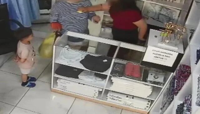 Bolu’da ücret nedeniyle tartıştığı terzinin kızını darbetti; olay kamerada