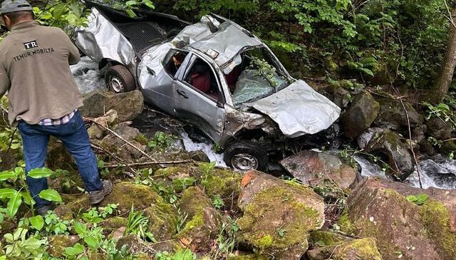 Ordu’da uçuruma yuvarlanan kamyonetteki karı-kocayı ölüm ayırdı