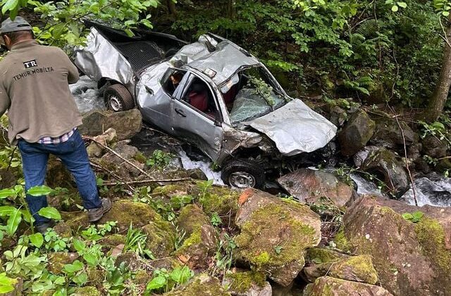 Ordu’da uçuruma yuvarlanan kamyonetteki karı-kocayı ölüm ayırdı
