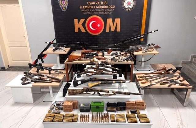 Uşak’ta silah ve tarihi nitelikteki tüfekler ele geçirildi
