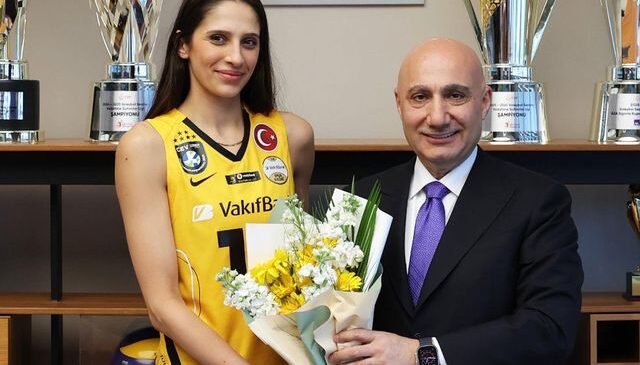 VakıfBank Voleybol Takımı, Derya Cebecioğlu’na veda etti