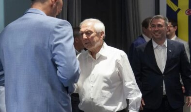 Vedat Muriqi’nin Aziz Yıldırım ile tokalaşmadan önce yaptığına beğeni yağıyor