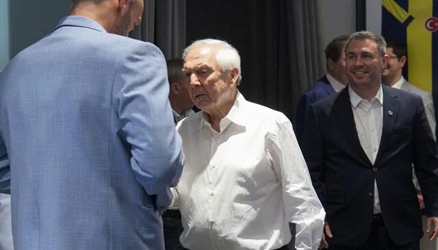 Vedat Muriqi’nin Aziz Yıldırım ile tokalaşmadan önce yaptığına beğeni yağıyor