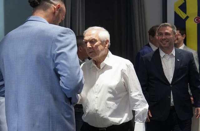 Vedat Muriqi’nin Aziz Yıldırım ile tokalaşmadan önce yaptığına beğeni yağıyor