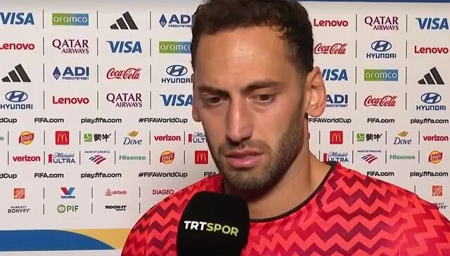 ‘Vuruyoruz olmuyor, denedik olmuyor’ diyen Hakan Çalhanoğlu’ndan veda