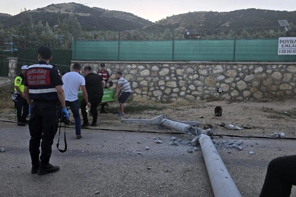 Bursa'da kazaya yardım ederken elektrik akımına kapılan kişi öldü
