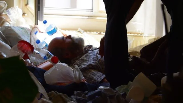 Yaşadığı ‘çöp ev’de mahsur kaldı