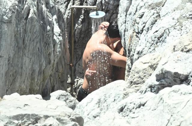 Yeni evli çiftin plajdaki tavırları pes dedirtti: Sizin eviniz, odanız yok mu?