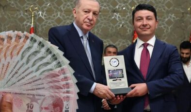 “Yılın ekonomi yorumcusu” ödülünü alan isim, en düşük emekli maaşı için rakam verdi