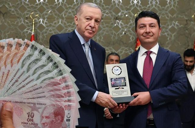 “Yılın ekonomi yorumcusu” ödülünü alan isim, en düşük emekli maaşı için rakam verdi