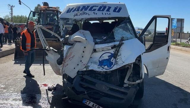 Kavşakta feci kaza! 3 kişi hayatını kaybetti, 2 kişi yaralandı