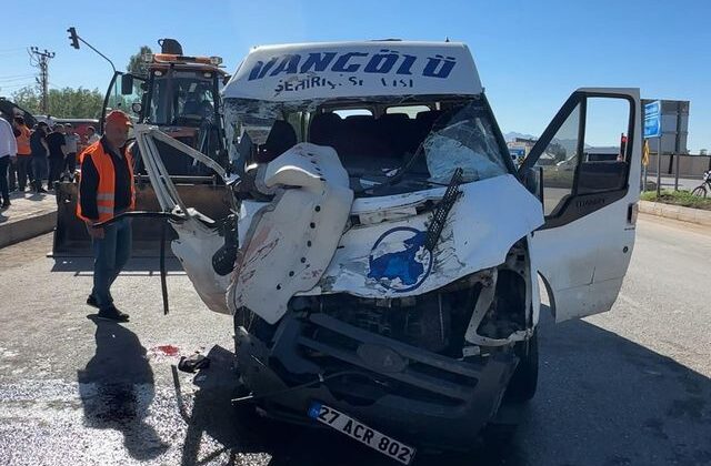 Kavşakta feci kaza! 3 kişi hayatını kaybetti, 2 kişi yaralandı