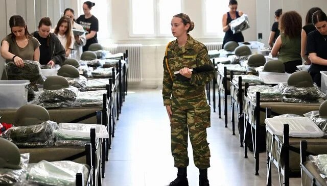 Yunanistan’da bir ilk! Kadınlar asker ocağına girdi