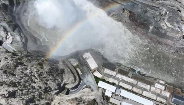Yusufeli Barajı’nda kapaklar açıldı, gökkuşağı görüntüsü hayran bıraktı