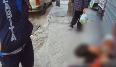 Zonguldak’ta mendilleri elinde alınan satıcıdan akıl almaz oyun: Kendini yerden yere vurdu