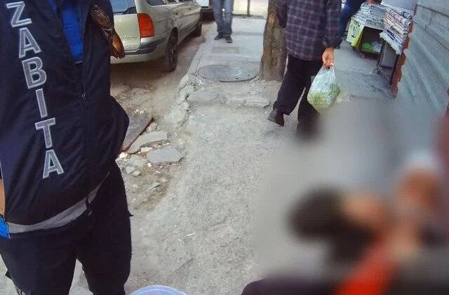 Zonguldak’ta mendilleri elinde alınan satıcıdan akıl almaz oyun: Kendini yerden yere vurdu