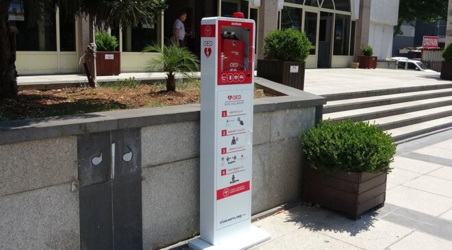 Ani kalp durmalarına karşı üretilen cihaz Mersin’de meydanlara yerleştirildi