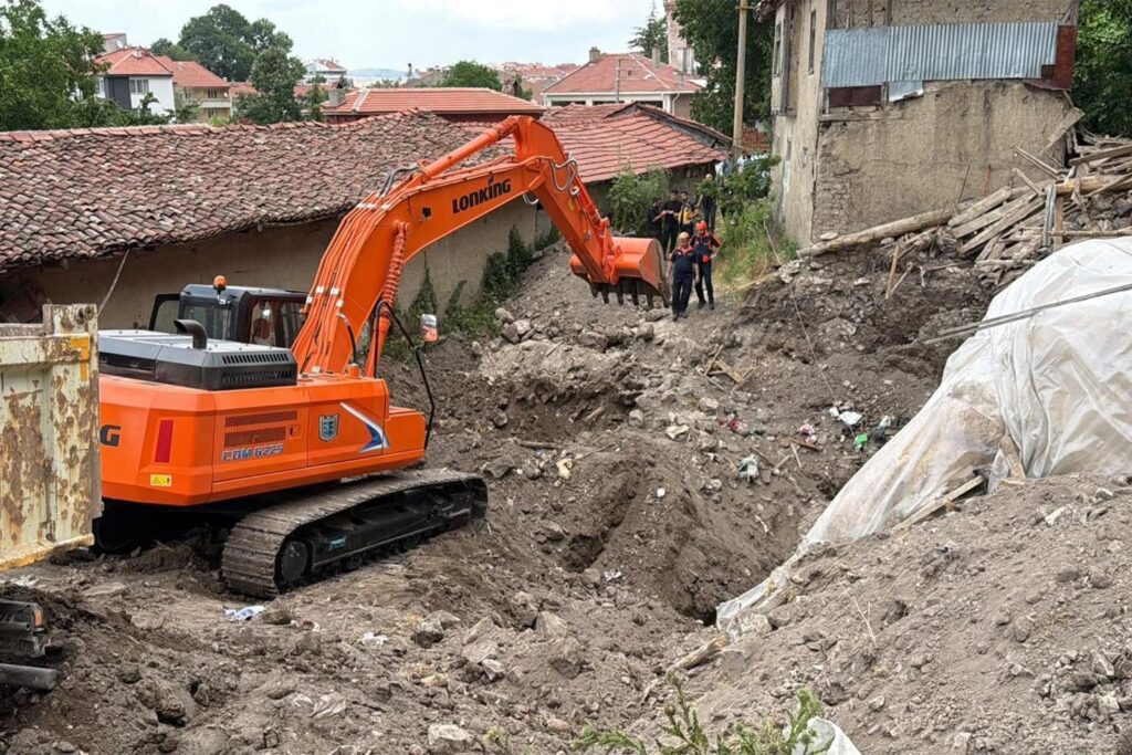 Eskişehir'de kaçak define kazısında tünel çöktü: Bir kişi hayatını kaybetti