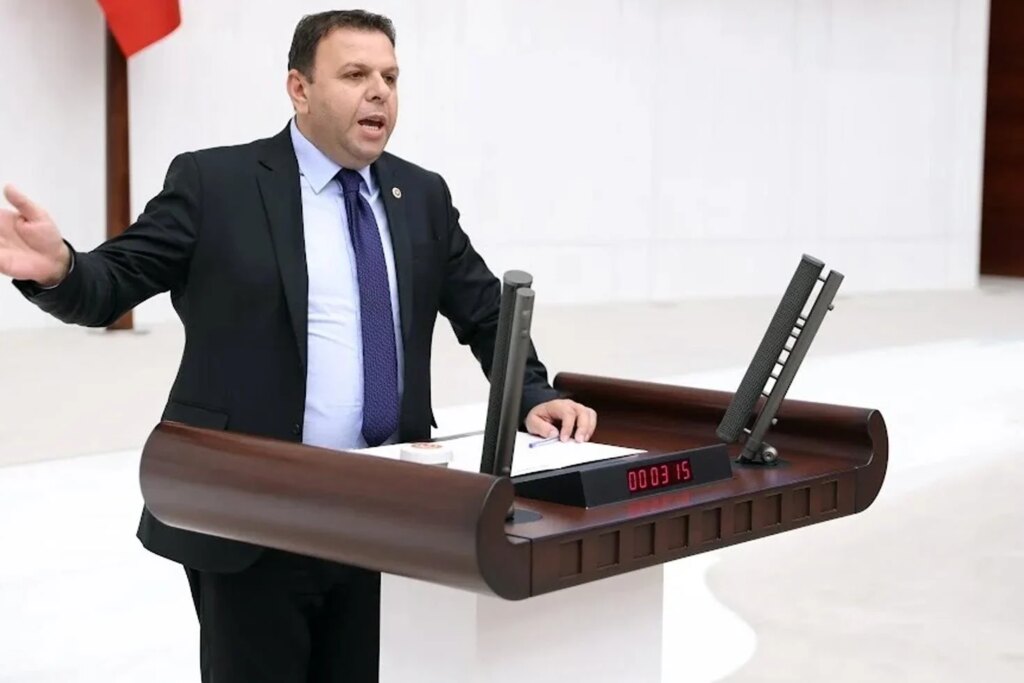 Ediz Ün Yeniden CHP'ye Katıldı