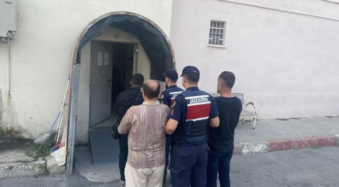Sahte vekaletle 200 milyon liralık arsayı satmaya çalışan dolandırıcılar noterde yakalandı