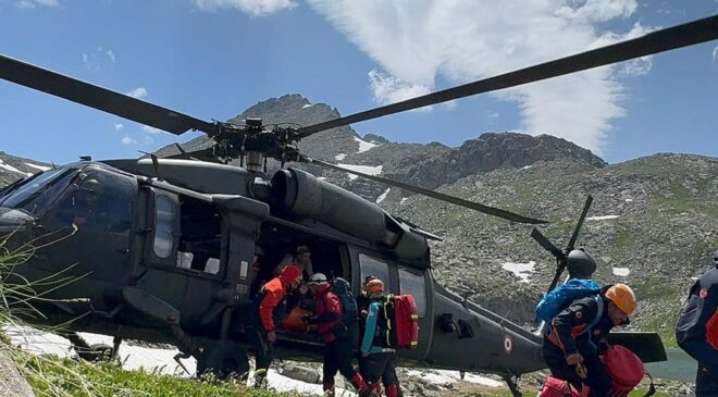 3 Bin 711 Metrede Verçenik Dağı’nda Yaralı Dağcıyı kurtarma operasyonu