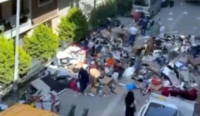 7 aydır kira alamayan ev sahibi, çilingirle girdiği dairedeki eşyaları sokağa attı