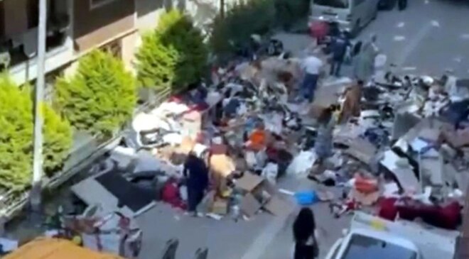 7 aydır kira alamayan ev sahibi, çilingirle girdiği dairedeki eşyaları sokağa attı