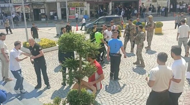 Adliye önü bir anda savaş alanına döndü! 1 polis ve 2 şüpheli yaralandı: 5 gözaltı
