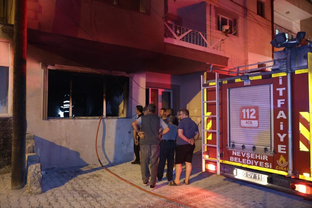 Ağabeyini bıçakla kovalayan kişi, evi ateşe verdi