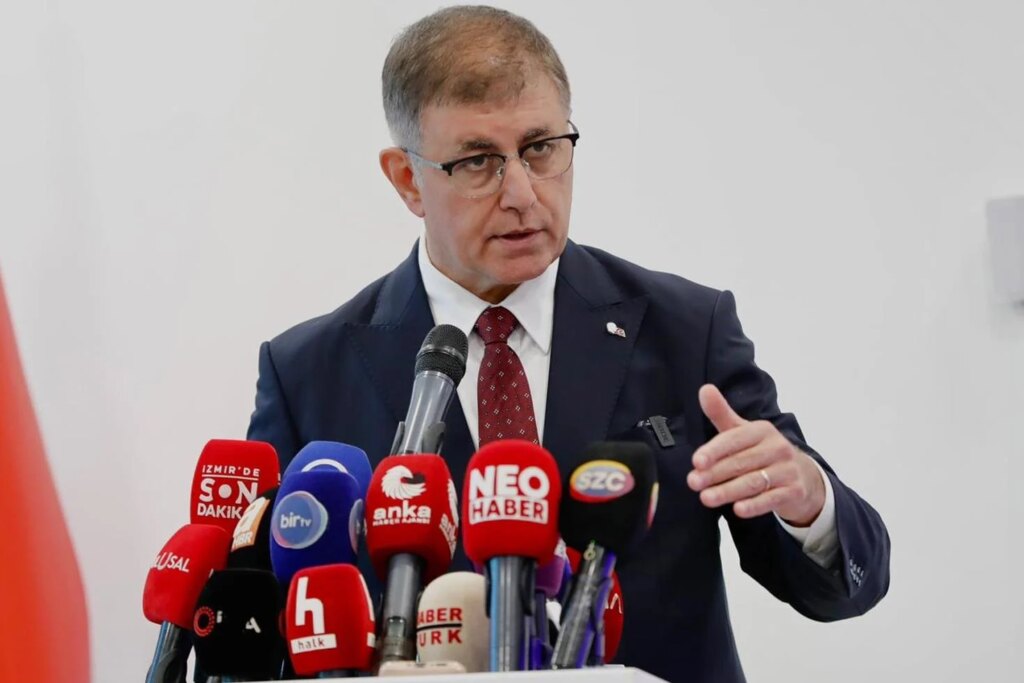 AK Parti’ye geçeceği konuşulan Cemil Tugay sessizliğini bozdu