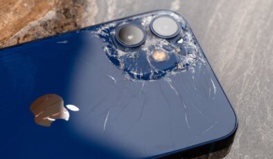 Akımınız batsın! Erkeksi görünmek için binlerce liralık telefonları parçalıyorlar
