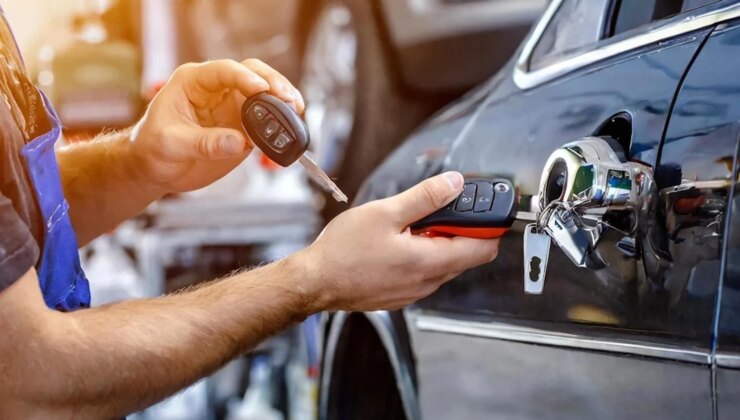Arabası için çilingir çağıran profesör Gültekin, faturayı görünce sitem etti