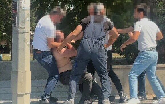 Tartıştıkları kişiyi aralarına alıp dövdüler: Saldırganlar yakalandı