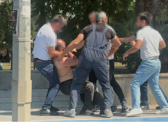 Tartıştıkları kişiyi aralarına alıp dövdüler: Saldırganlar yakalandı