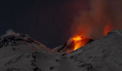 İtalya’da Etna Yanardağı yeniden güçlü şekilde kül püskürttü