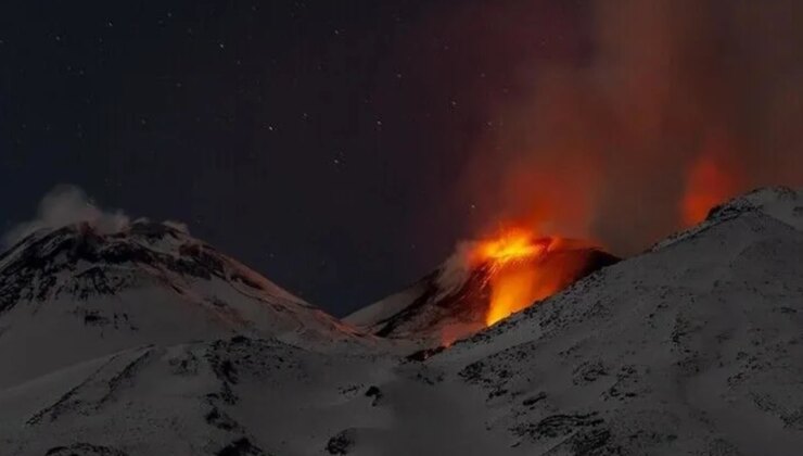 İtalya’da Etna Yanardağı yeniden güçlü şekilde kül püskürttü