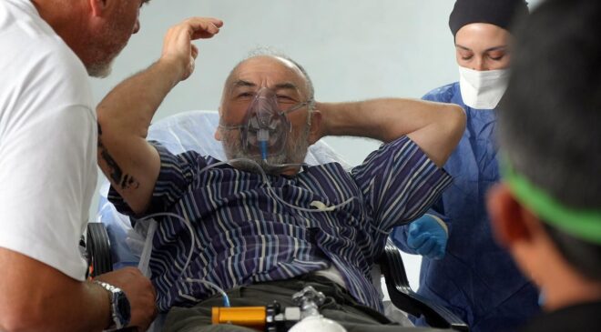 İnşaatın bodrum katına boya taşıyan 2 işçi kokudan baygınlık geçirdi