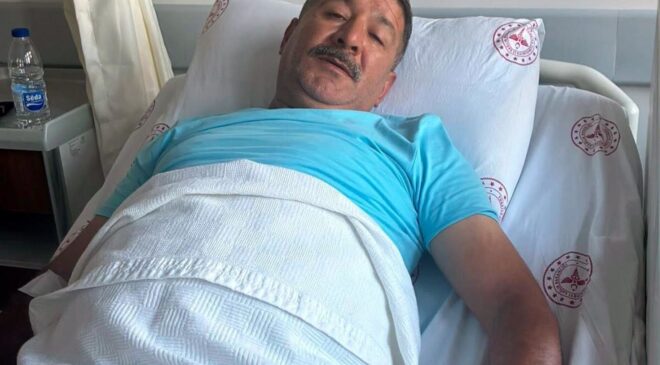 Yılan, bahçeye inen adamın ayağına saldırdı