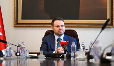 Bakan Gürlek kazandığı tazminatı Kızılay’a bağışladı