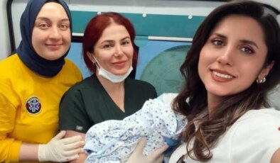 Hastaneye sevk edilen hamile kadın ambulansta doğum yaptı