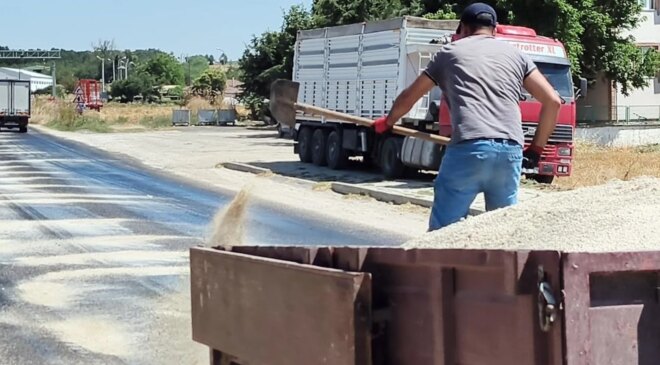 Edirne’de kavurucu sıcaklar asfaltı eritti: Belediye ekipleri yola kum serdi